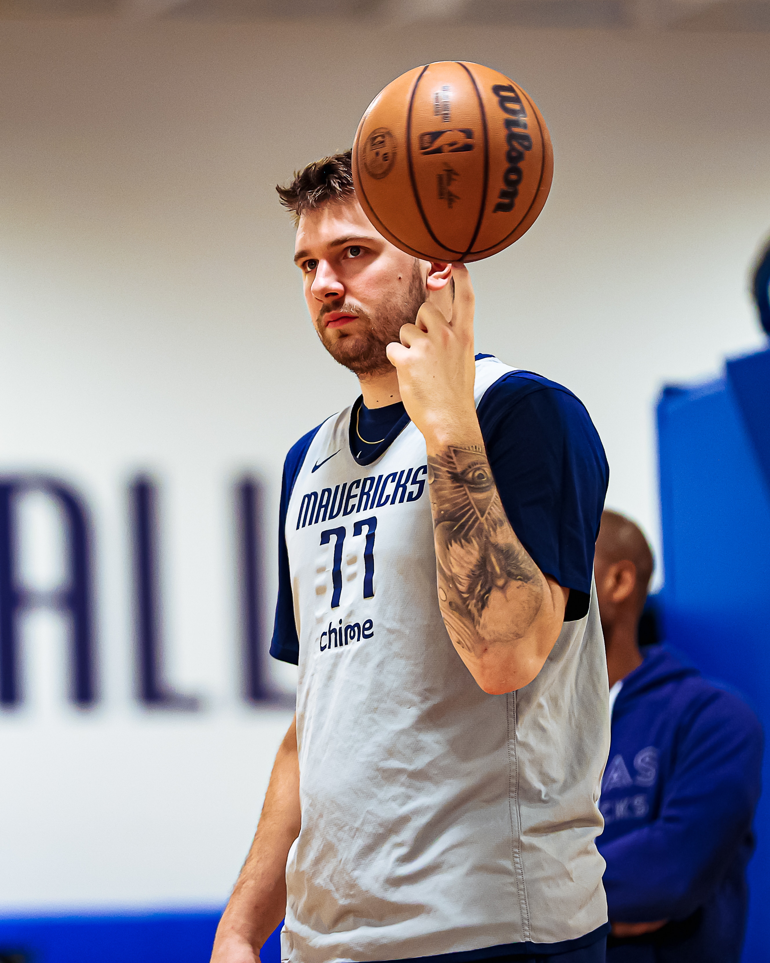 包含转会期葡萄牙体育调整名单以备欧篮联丹佛掘金豪取连胜备战NBA总决赛，网友：达拉斯独行侠围绕国王杯队长鼓劲的词条